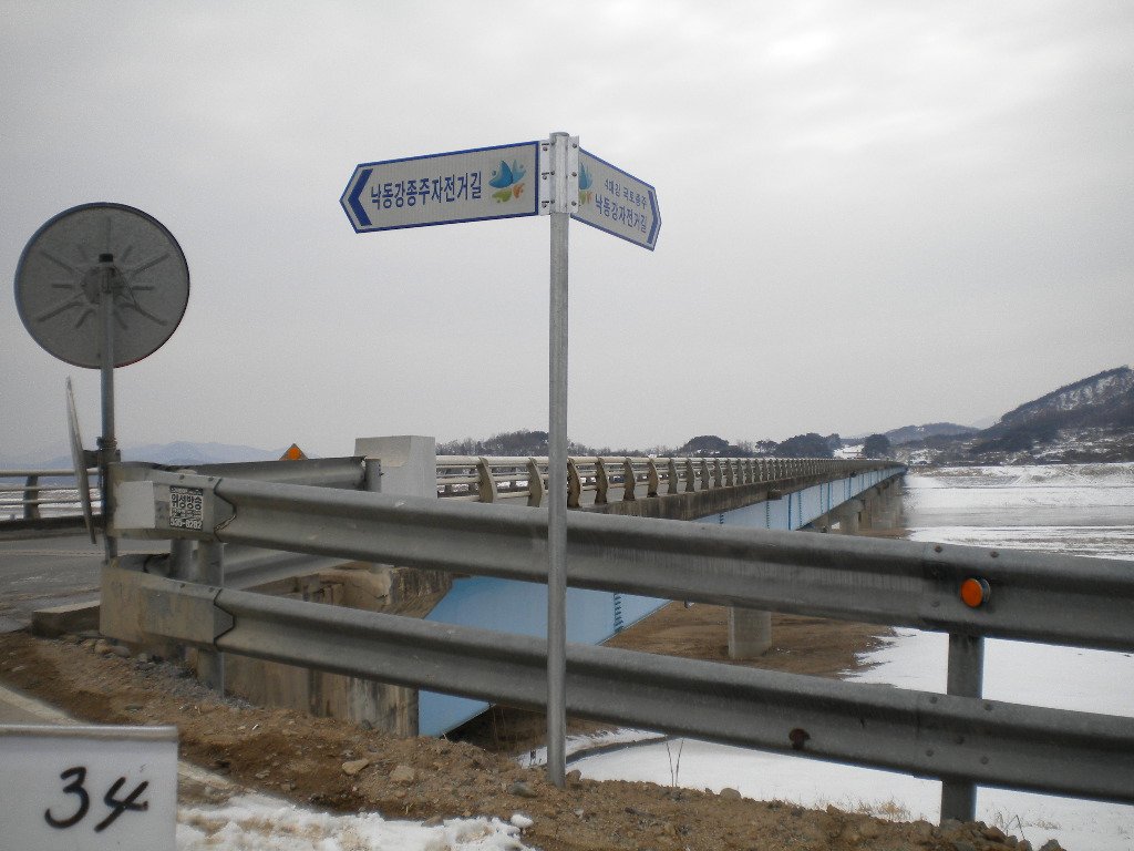 시야 확보가 중요한 하천 횡단 교량 진입부에 설치된 안전 안내표지판