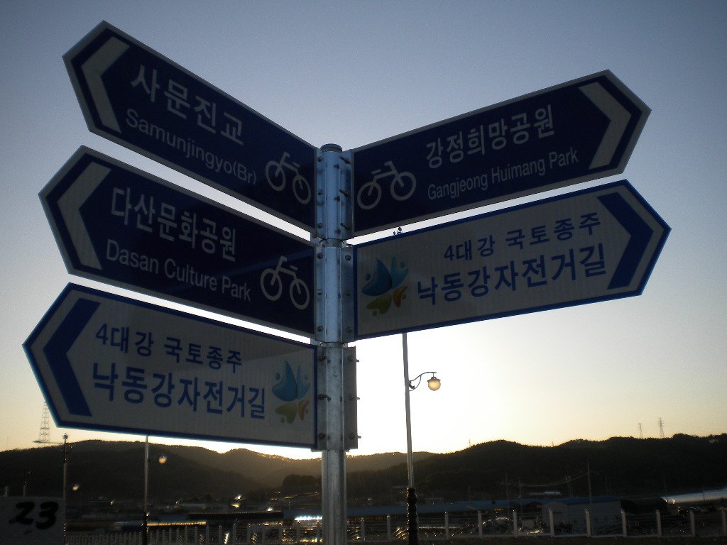 강풍과 비틀림을 막기 위해 정밀하게 결속된 다방향 안내표지판 브라켓 상세 사진