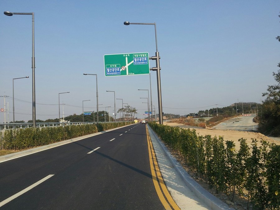신설 도로 구간에 시공 완료된 오송역 방면 도로표지판 원경