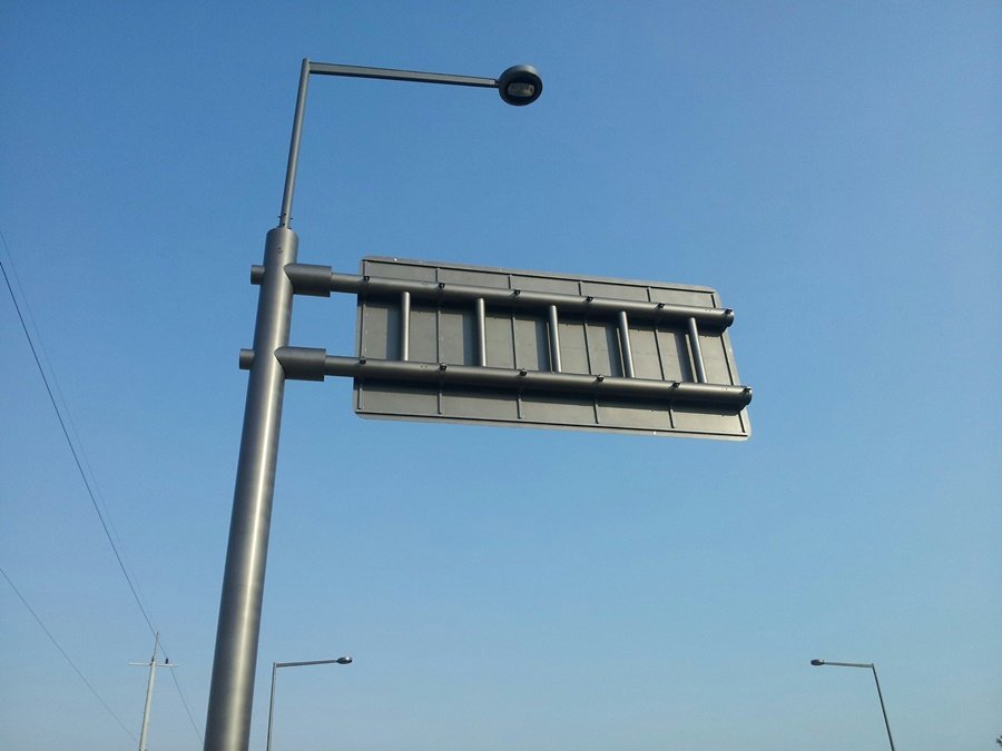 강풍에 대비해 도로표지판 후면에 정밀 체결된 브라켓 구조