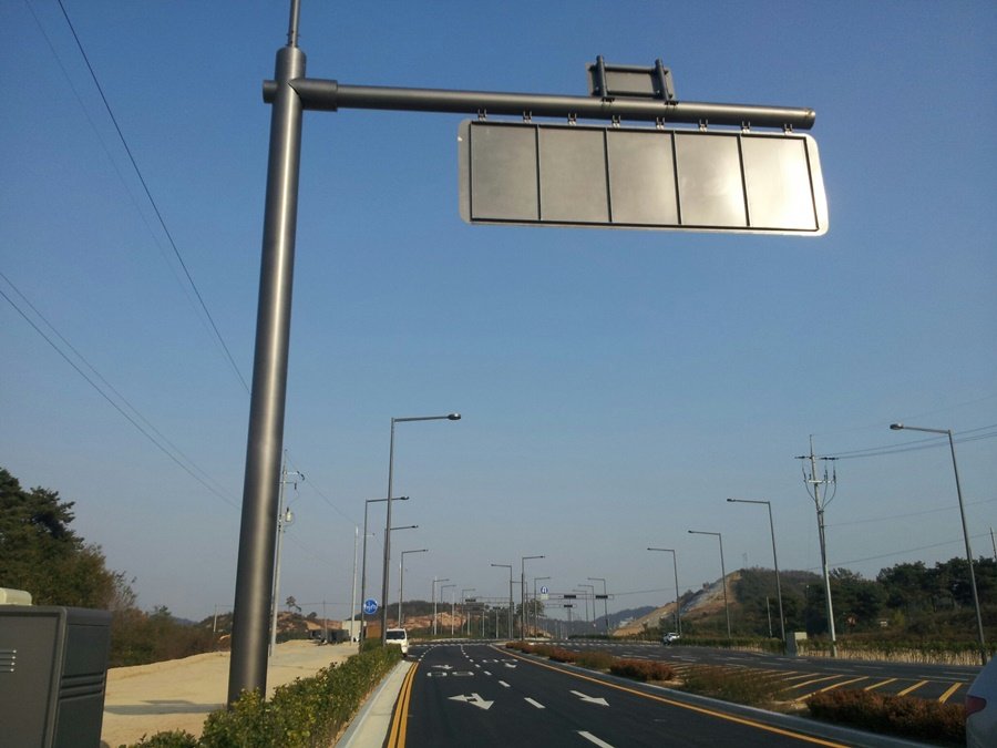 도로표지판 뒷면 알루미늄 채널과 파이프 암의 단단한 결속 상태