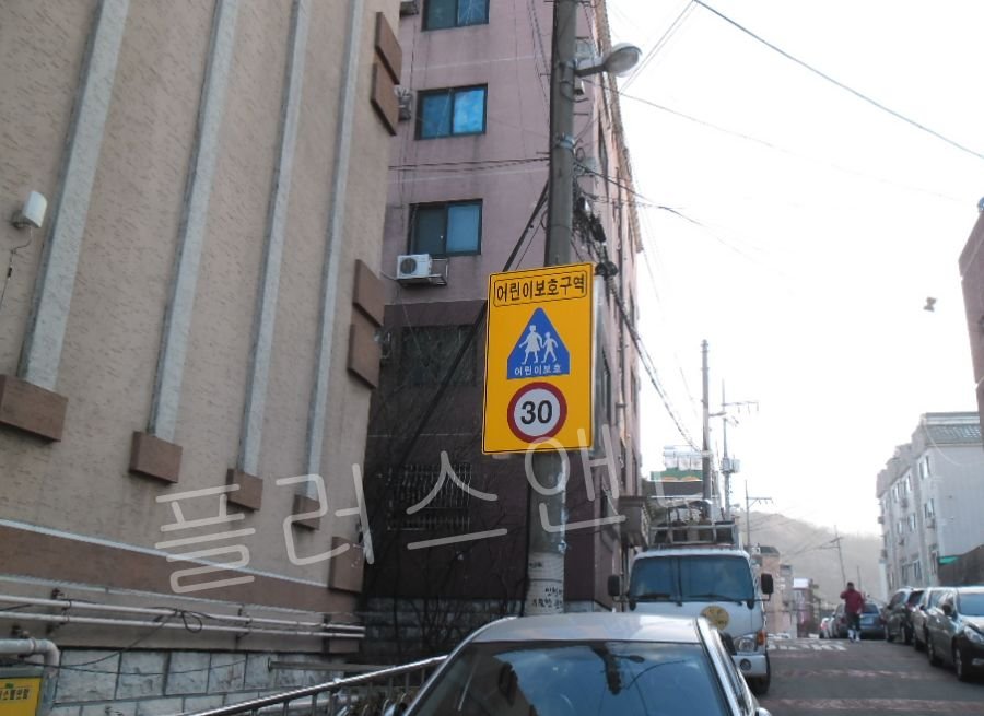 표면이 노후화되어 반사 성능이 저하된 기존 스쿨존 30km 제한속도 안내표지판 교체 전 모습.