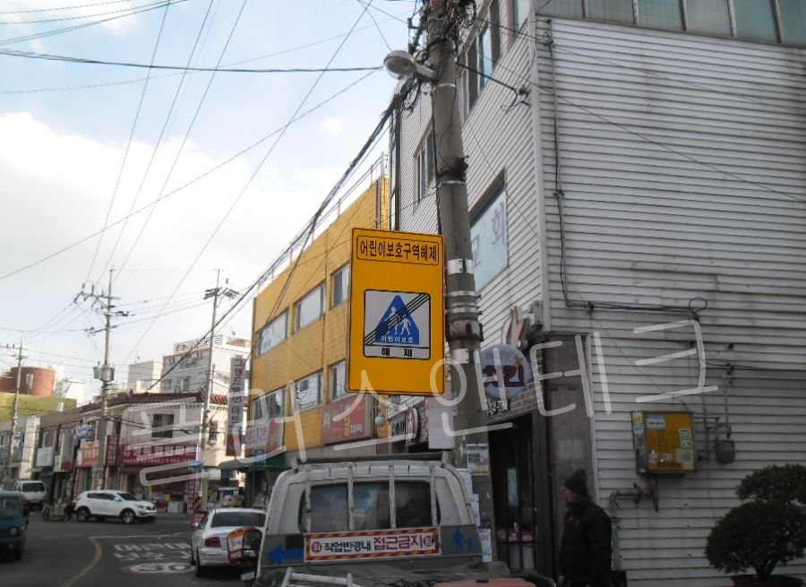 운전자의 시야각에 완벽하게 일치하도록 정밀 레벨링을 거쳐 어린이보호구역 해제 안내표지판 교체 시공이 최종 완료된 모습.