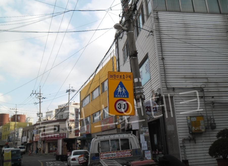 시인성 확보가 시급한 구도심 골목길의 낡고 탈색된 어린이보호구역 안내표지판 교체 필요 현장.