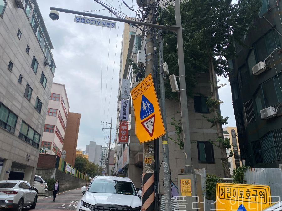 도로안전시설물 설치 교정 작업 전, 풍하중과 진동으로 인해 결속이 느슨해져 각도가 틀어진 기존 어린이보호구역(스쿨존) 표지판 상태.