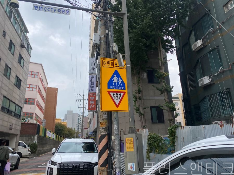 고강도 스테인리스 밴드와 브라켓을 전신주에 팽팽하게 밀착 결속하여 수직/수평을 완벽하게 교정한 도로안전시설물 설치 및 마감 완료 모습.