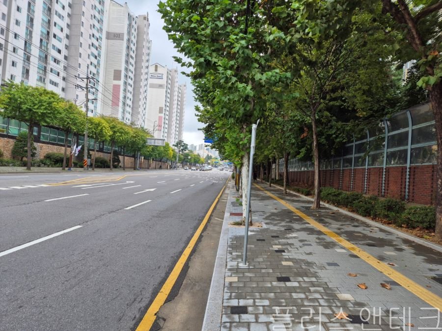 보행자 통행 간섭을 최소화하기 위해 보도블록에 정밀 코어 타공을 진행하여 지주를 세우는 도로안전시설물 설치 초기 공정 전경.