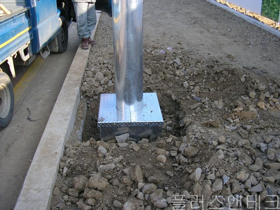 지주 베이스커버 설치 후 주변 지반의 원활한 배수와 침하 방지를 위해 쇄석(자갈)을 빈틈없이 채워 넣은 보강 공정 상세