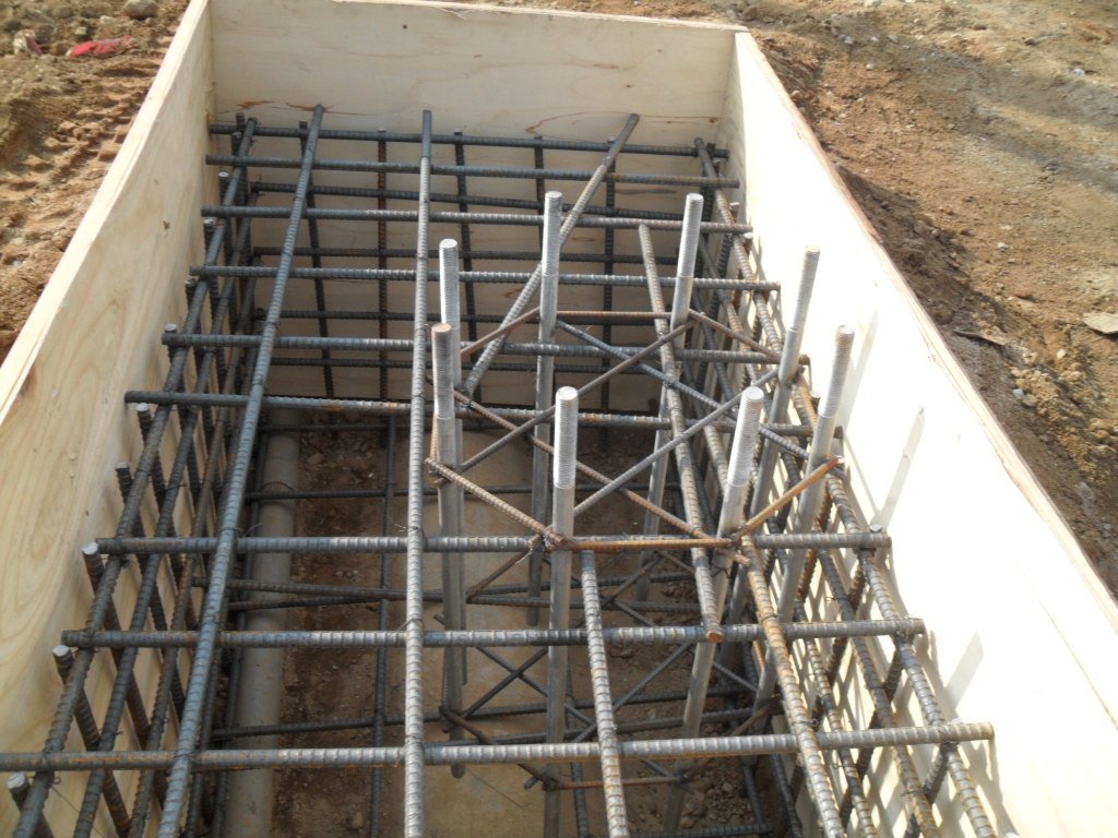 플러스앤테크의 정밀한 기술력으로 세팅된 도로표지판 앙카 구조물