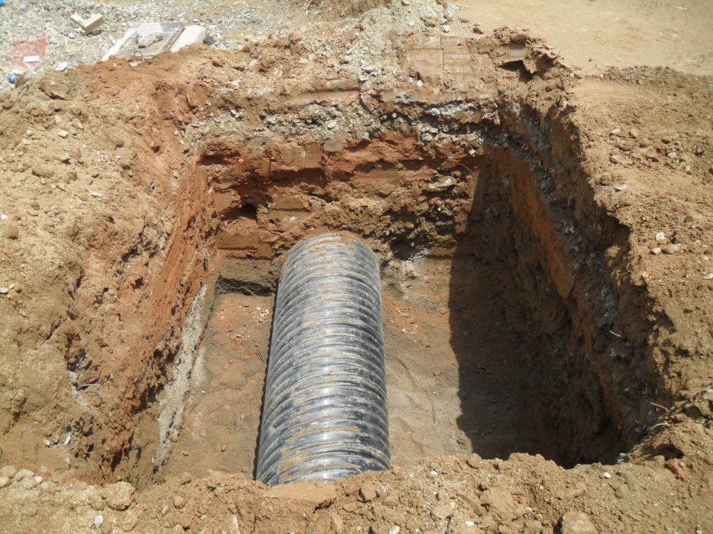 도로표지판 지주 기초를 위한 터파기 및 파형 주름관(PE관) 매설 작업