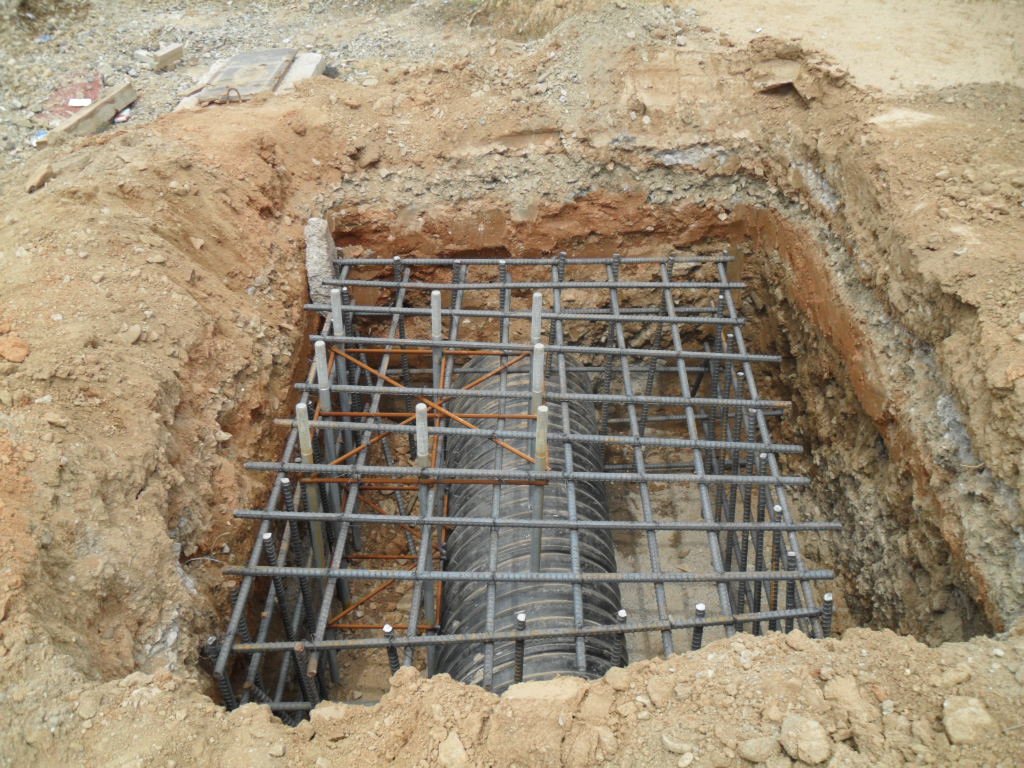터파기 공간 내 주름관 위로 1차 철근 배근을 진행한 시공 현장