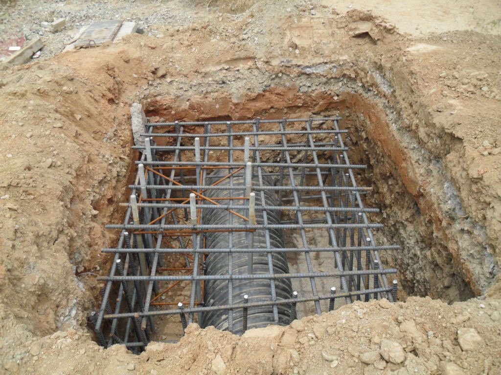 거푸집 내부에 기초 앙카 볼트와 철근 배근이 규격에 맞게 완성된 모습