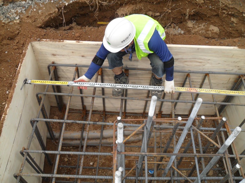 철근 배근 내부 간격 및 앙카 위치를 밀리미터 단위로 꼼꼼히 확인하는 과정