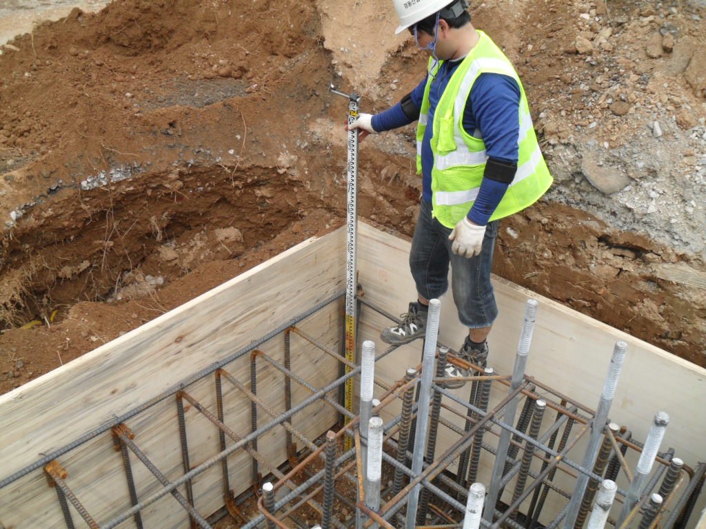 규준대를 사용하여 지주 기초 앙카의 수직 상태와 깊이를 오차 없이 측정하는 현장