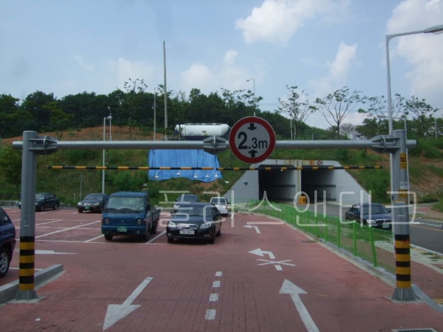 터널 입구 전방에서 2.3m 이상의 화물차 진입을 1차적으로 차단하는 튼튼한 캔틸레버식 통과높이제한시설 상세 사진.