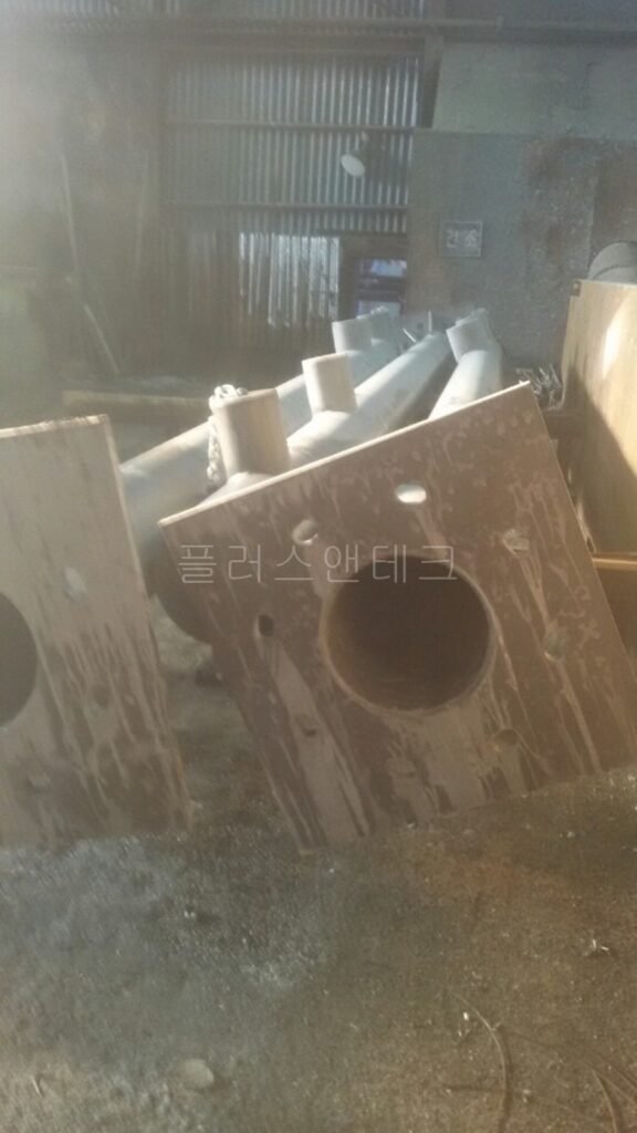 태풍과 풍하중을 견디기 위해 지주 파이프와 튼튼하게 풀용접된 후 일체형으로 도금 처리된 두꺼운 베이스판(플랜지) 디테일