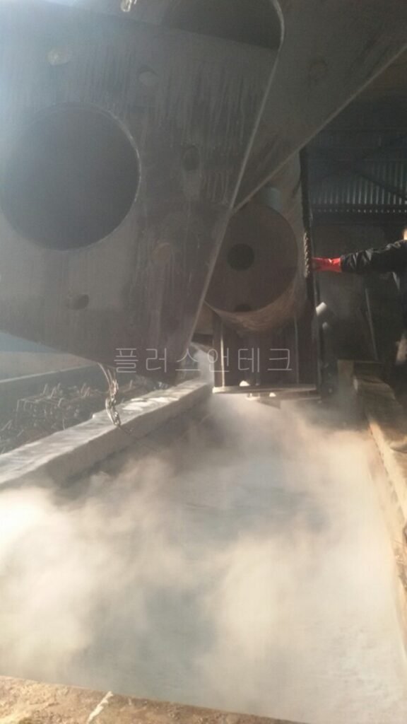 수십 년의 내구성을 위해 450도의 쇳물 도금조에 입수되어 완벽한 합금층을 형성 중인 용융아연도금 지주 제조 공정