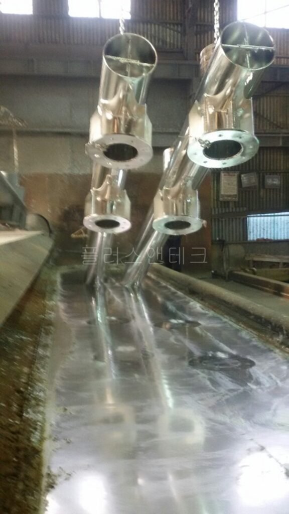 최고급 아연 코팅막을 형성한 후 안정적인 표면 경도 확보를 위해 수조에서 냉각 과정을 거치는 용융아연도금 지주