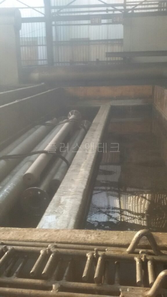 강력한 열기와 하얀 수증기를 내뿜으며 최고 강도의 철-아연 합금층을 완성해 내는 플러스앤테크의 용융아연도금 지주 공장 전경