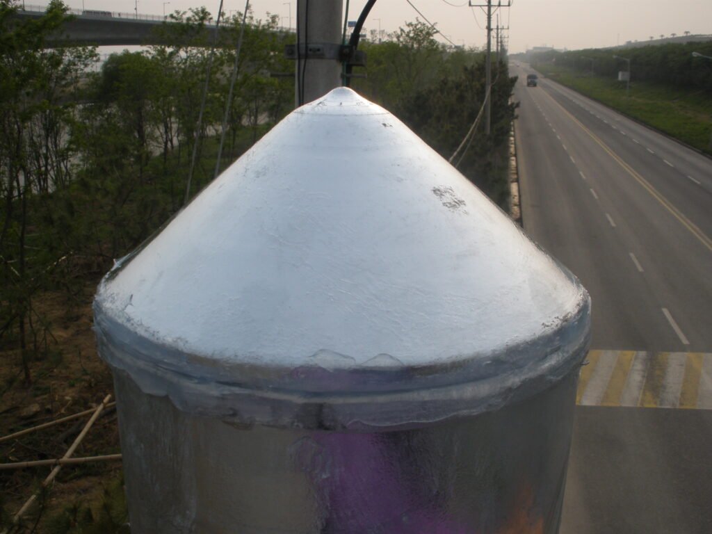 지주와 캡 접합부에 방수 실리콘을 도포하여 정밀 마감한 결과