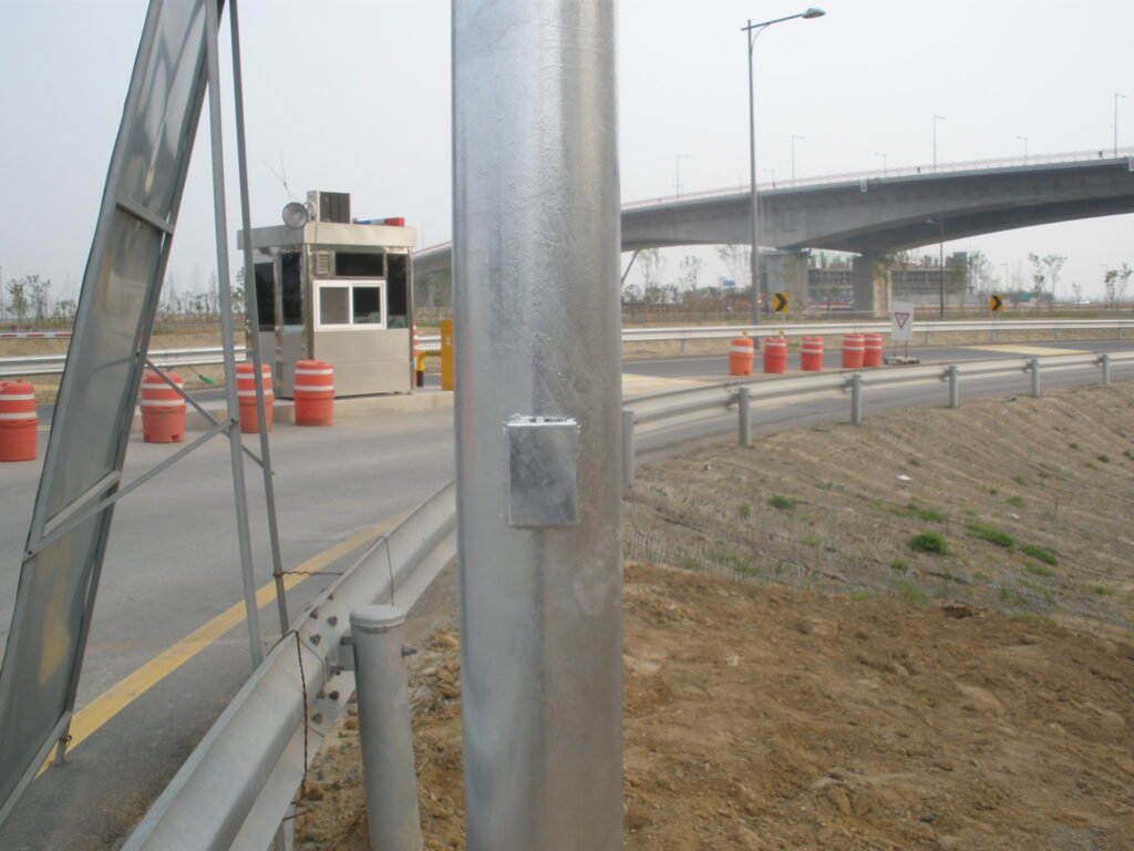 가로등 지주 하단부 점검구 및 도장 상태 확인