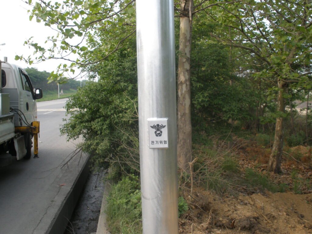 고소작업차를 이용한 가로등 지주 상단부 안전 점검 현장