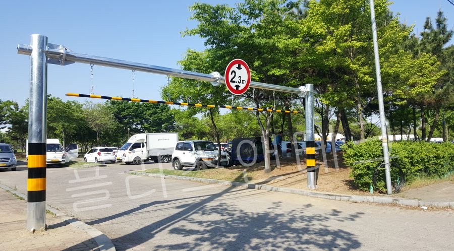 공원 진입로에 맞춤 제작 설치된 플러스앤테크 차량 높이제한대 전경