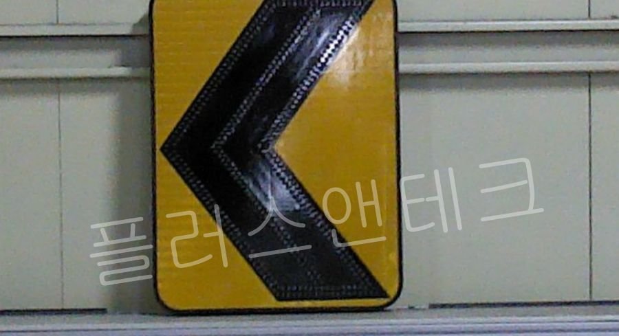 강풍과 염분에 강한 고강도 폴리카보네이트 및 알루미늄 재질이 적용된 갈매기표지판 디테일