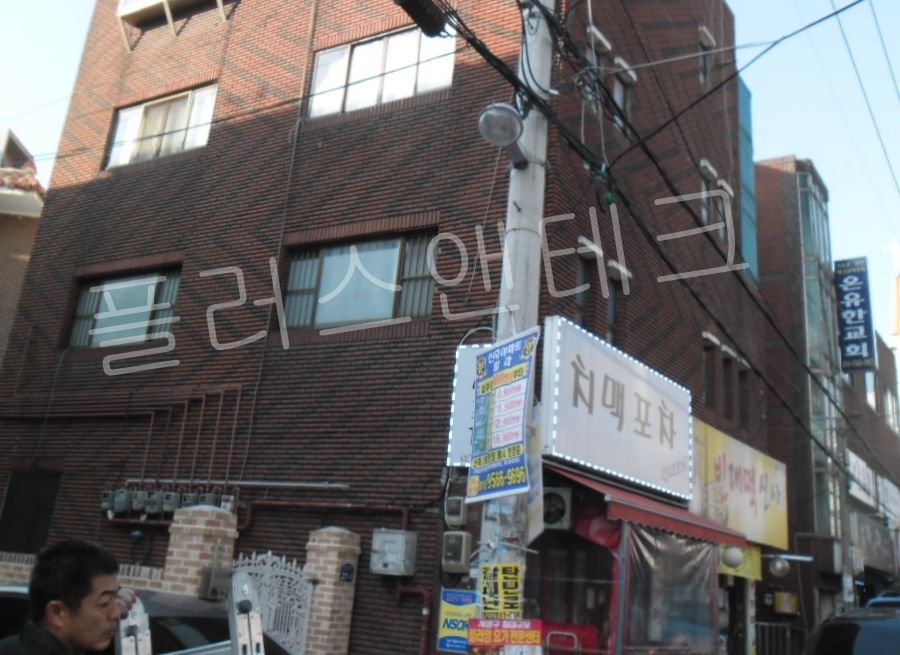 보도블록 유효폭이 좁은 골목길 환경을 고려하여 기존 전신주를 활용한 노인보호표지판 설치 공간 최적화 설계.