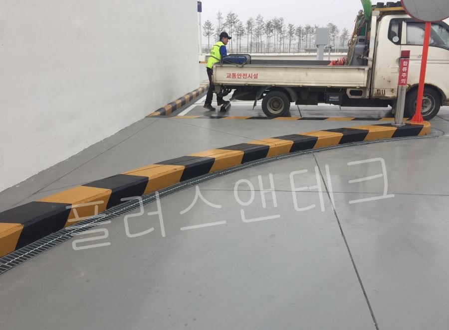 곡선 반경에 맞춘 정확한 이격 거리 산출을 위해 전문 작업 차량과 함께 갈매기표지판 시공 사전 마킹을 준비하는 모습.