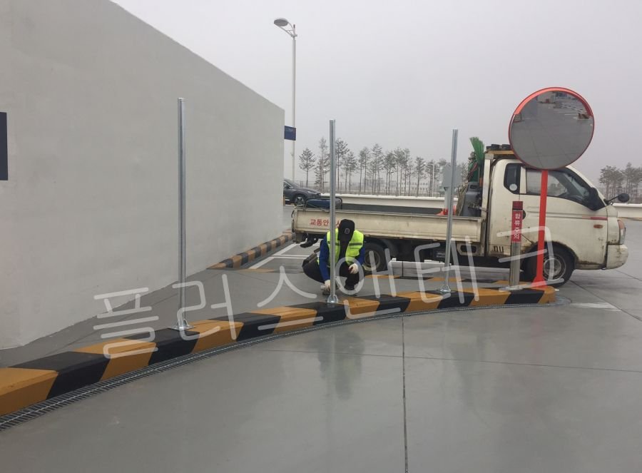 노면 마감재 훼손을 최소화하기 위해 베이스판 부착형 지주를 세트 앙카로 견고하게 고정하는 갈매기표지판 시공 과정.