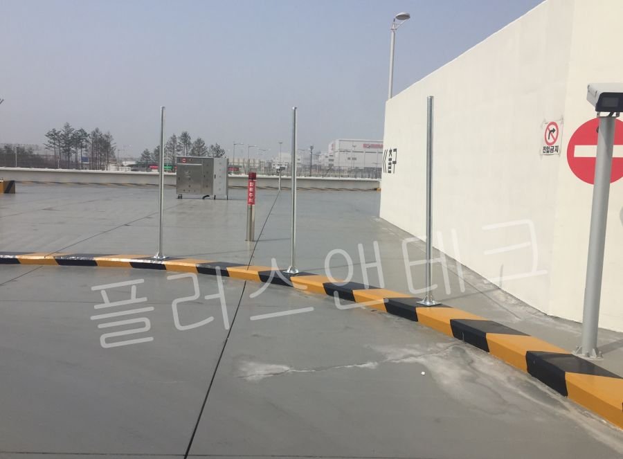 운전자의 연속적인 시선 유도를 위해 수직 및 수평 레벨링을 완벽하게 맞춘 오차 없는 갈매기표지판 시공 지주 배열.