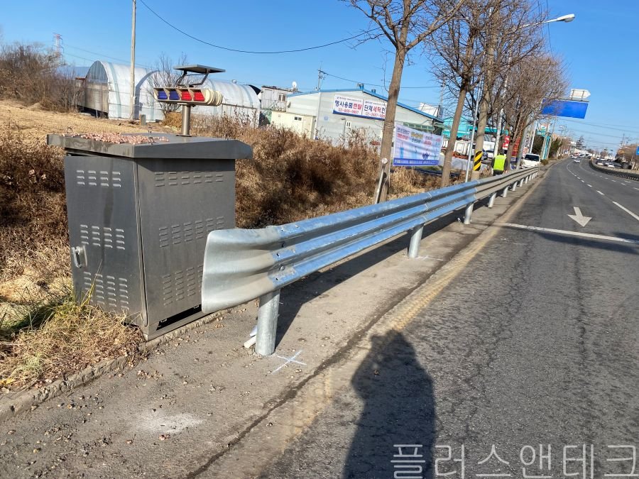 단속 카메라 등 주변 지장물과의 간섭을 배제하고 도로 선형에 맞추어 완벽하게 마감된 가드레일 설치 최종 전경.