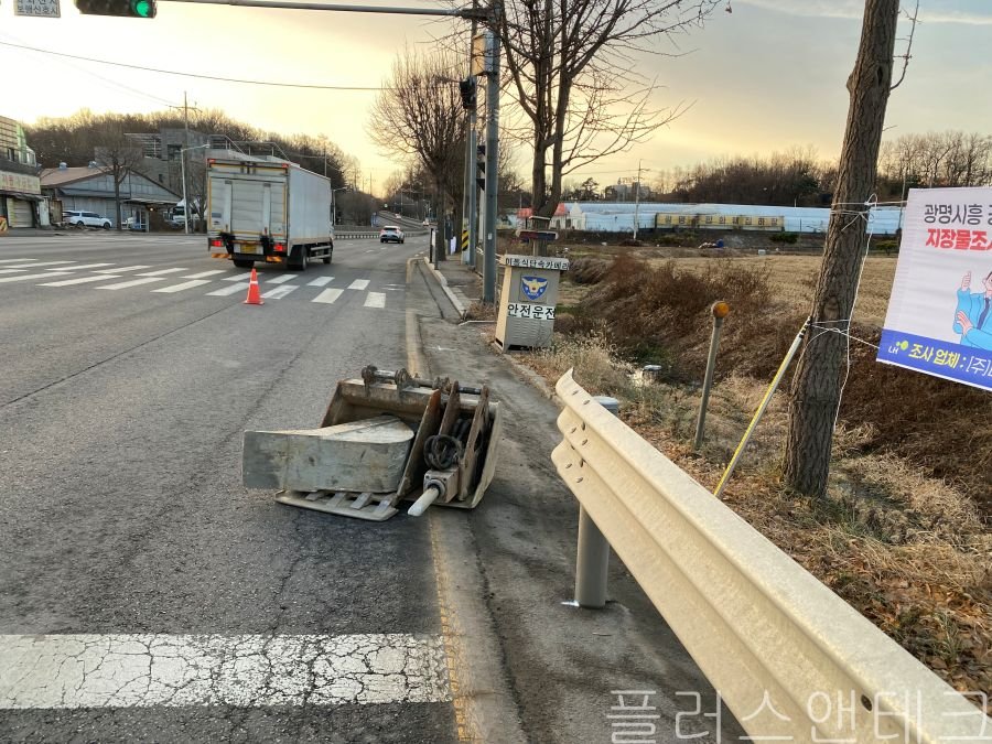 본격적인 가드레일 설치를 위해 현장 노견에 굴삭기 및 유압 항타기 어태치먼트를 대기시켜 둔 사전 준비 모습.