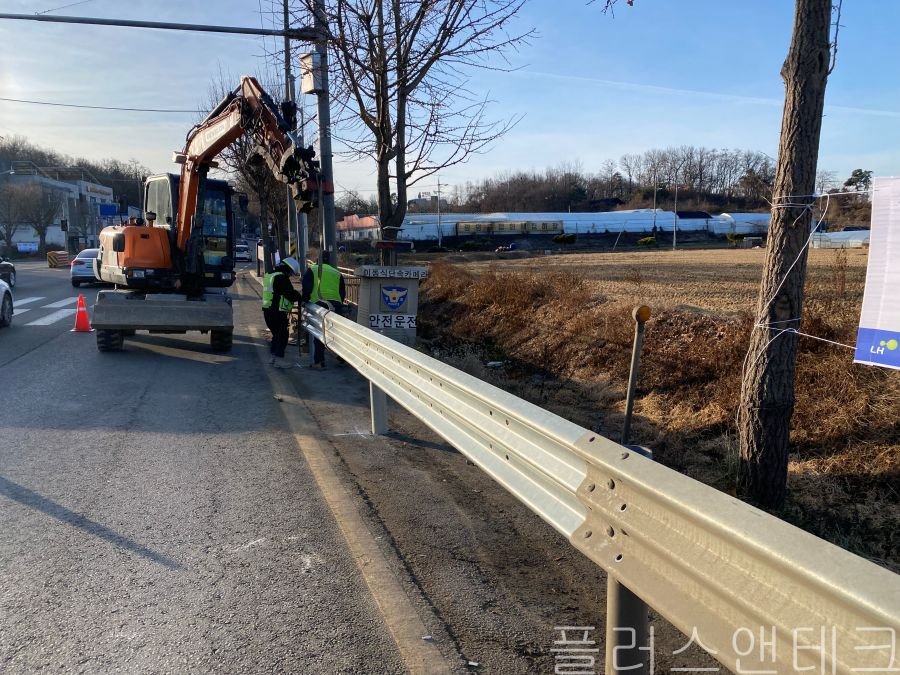 지반에 고정된 지주에 충격 흡수용 브라켓과 W형 빔을 정밀하게 결속하는 가드레일 설치 조립 과정.