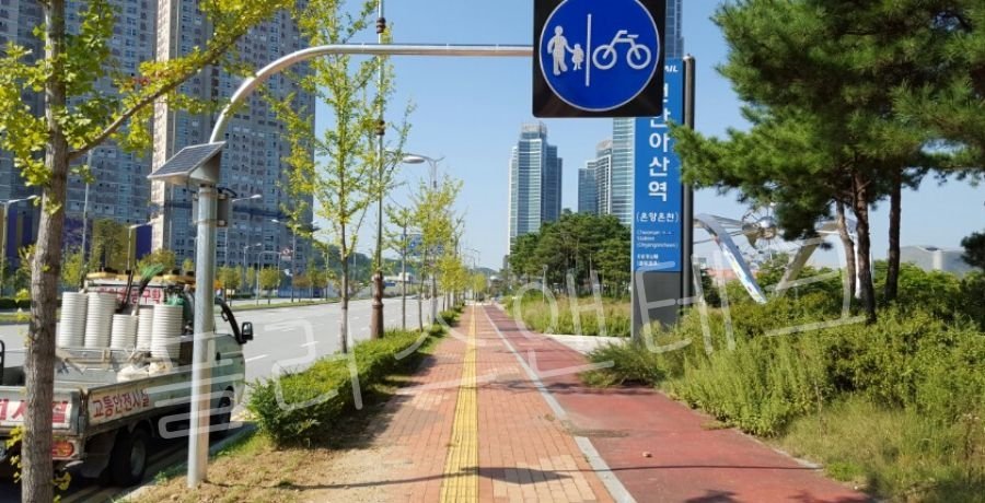 주간에도 선명한 시인성을 자랑하는 플러스앤테크 도로안전시설물 자전거도로 LED표지판 전경