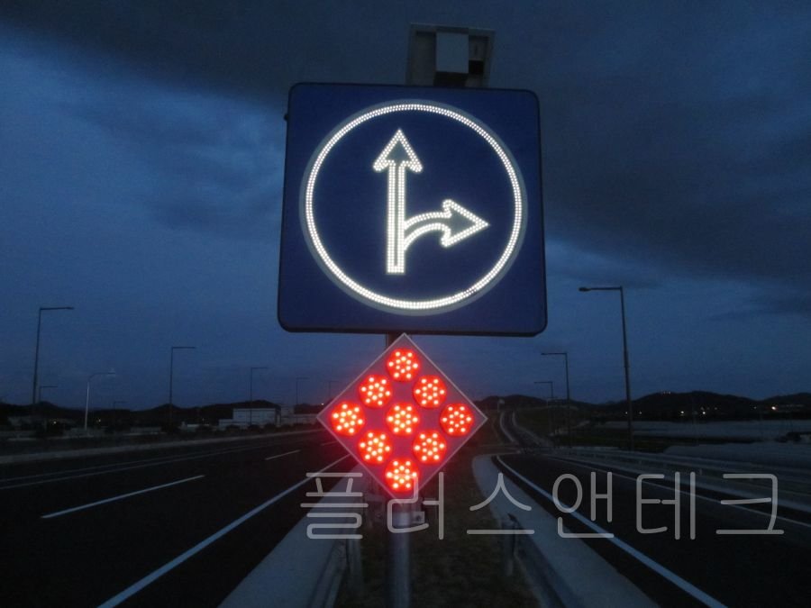 야간 교량구간 진입 시 추월 금지 및 주의를 당부하는 시인성 100%의 태양광 표지판.