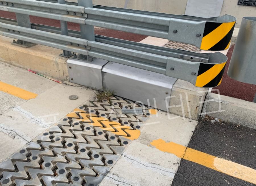 극한의 해풍과 염화칼슘을 견디는 부식 방지 용융아연도금 마감이 적용된 플러스앤테크 신축이음 덮개 핑거 조인트 연결부