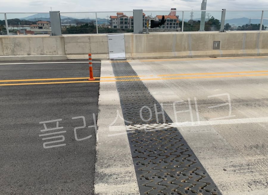 차량 하중을 견디고 교각 누수를 완벽히 차단하는 대규모 도로 안전시설물 플러스앤테크 신축이음 덮개 고가교 대량 납품 시공 모습