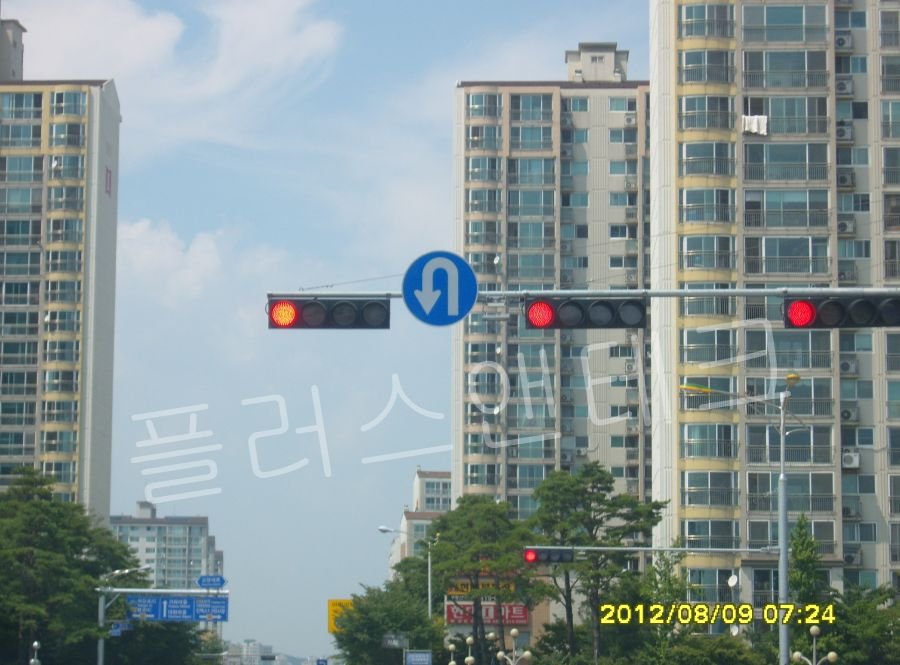 플러스앤테크 도로표지판 - 도심 교차로 신호등 연계 유턴 지시의 명확한 시인성