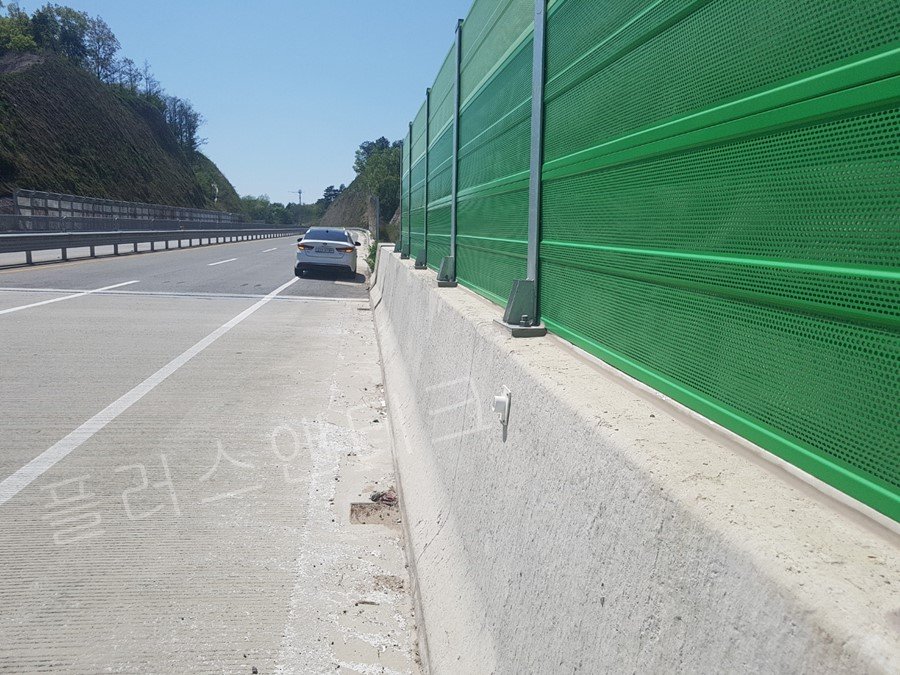 고속도로 하가리교 방음벽 구간 작업 차량 통제 및 플러스앤테크 델리네이터 교체 시공 전 안전 확보 현장