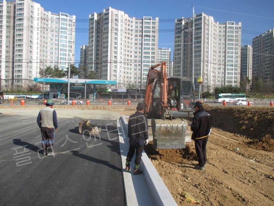 굴삭기 버킷을 이용하여 굴착된 구덩이 내부의 잔토를 정리하고 지반을 평탄하게 다지는 공정