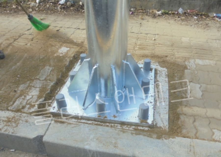 베이스플레이트 너트 체결 및 수직도 확보 후 캡 마감 처리