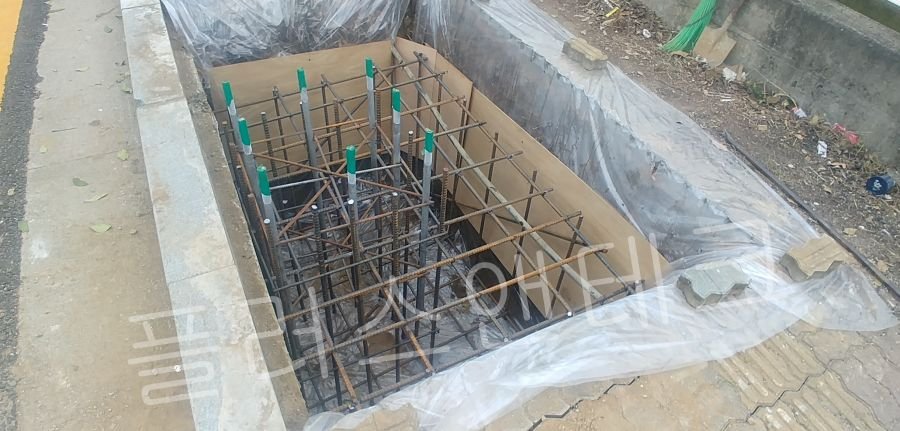 포천 도로표지판 신설 기초 공사 - 튼튼한 철근 배근 및 앙카볼트 매립 작업