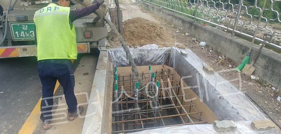 지주 기초부 고강도 레미콘 콘크리트 타설 및 양생 작업