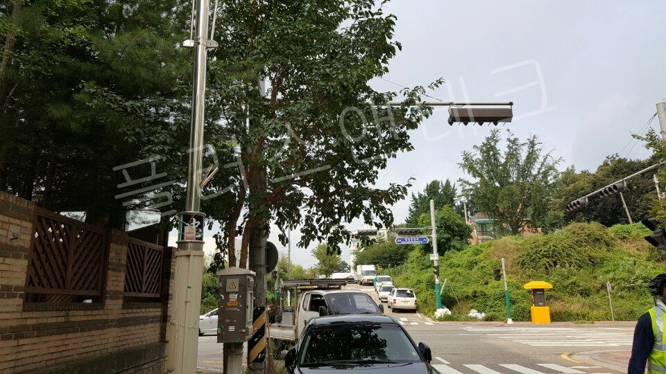 설치 작업 전 도로 안전표지판 지주 및 주변 환경 모습
