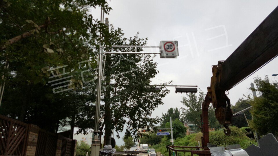 설치가 완료된 30km/h 제한 해제 도로 안전표지판