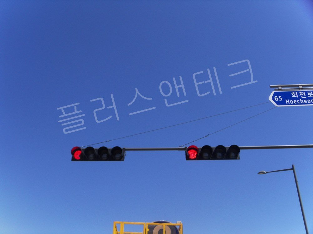 양주 옥정신도시 교차로에 설치된 적색 정지 신호와 유턴 및 좌회전 보조 표지판이 결합된 4구 교통 신호등 세트