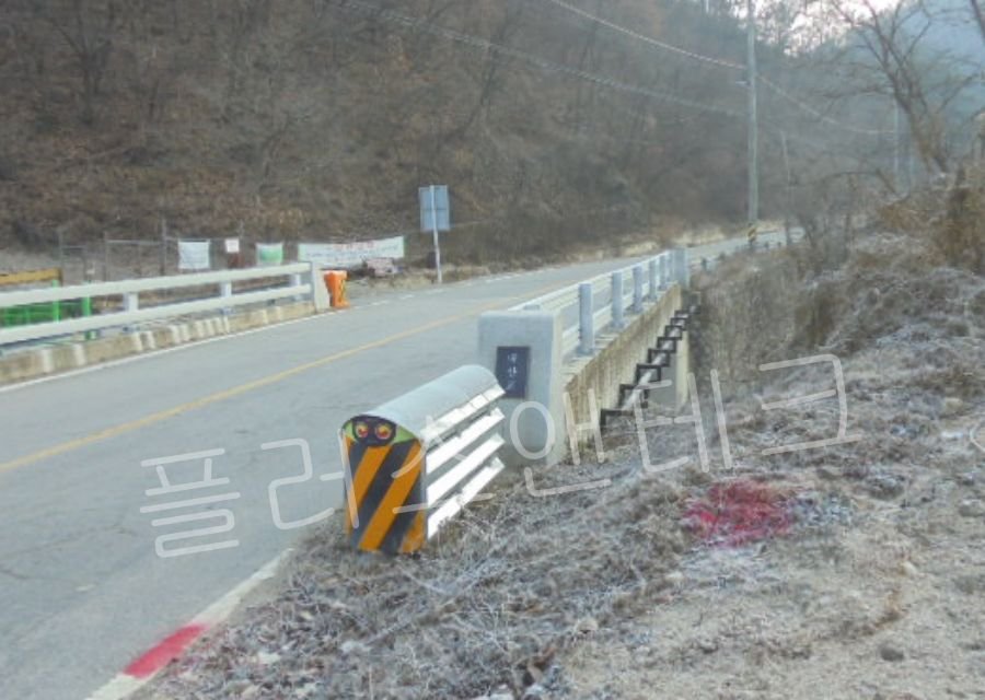 경기도 연천군 상습 결빙 구간의 교량 진입부 도로 갓길에 도로안전시설물인 결빙주의 표지판 설치를 위해 사전 현장 조사를 진행 중인 모습