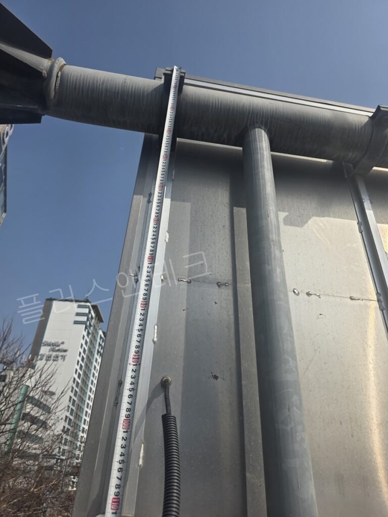 상단 도로 표지판 판넬의 수직 길이 및 체결 브라켓 위치를 정확하게 실측하는 현장